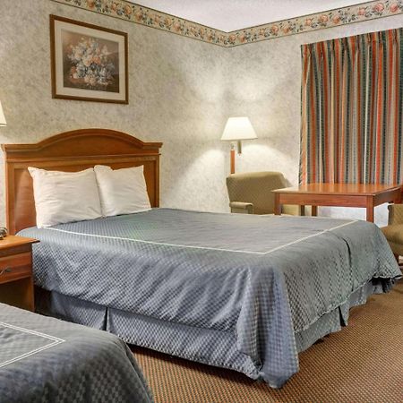 Rodeway Inn & Suites Williamsburg Bagian luar foto