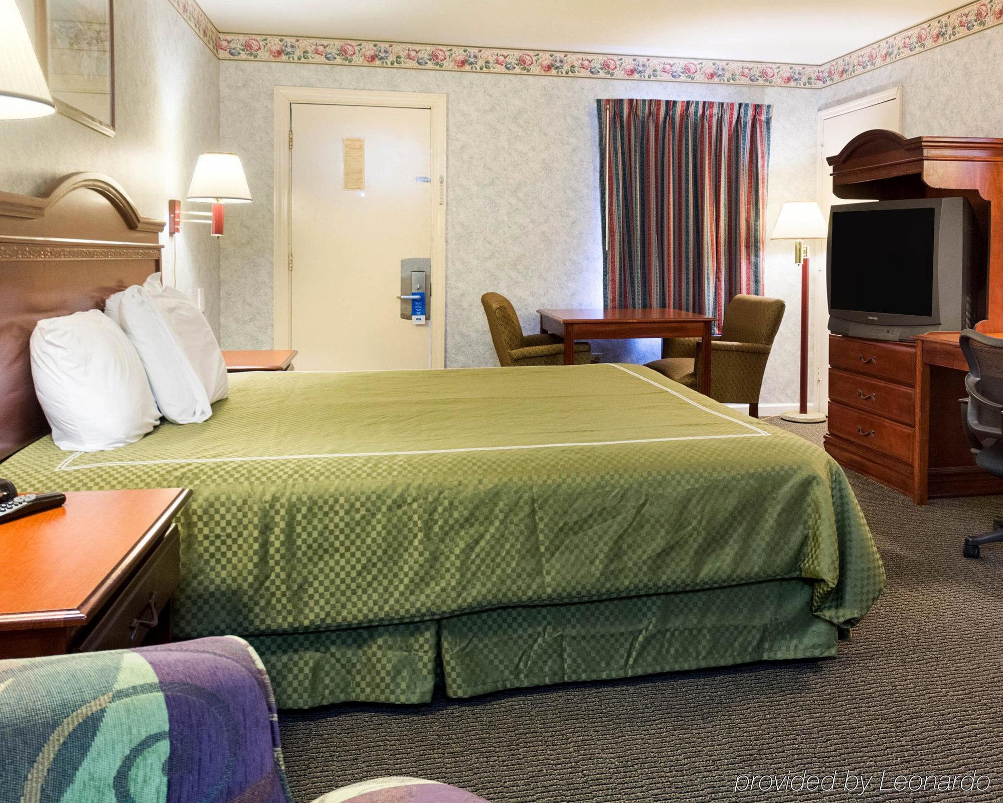 Rodeway Inn & Suites Williamsburg Bagian luar foto
