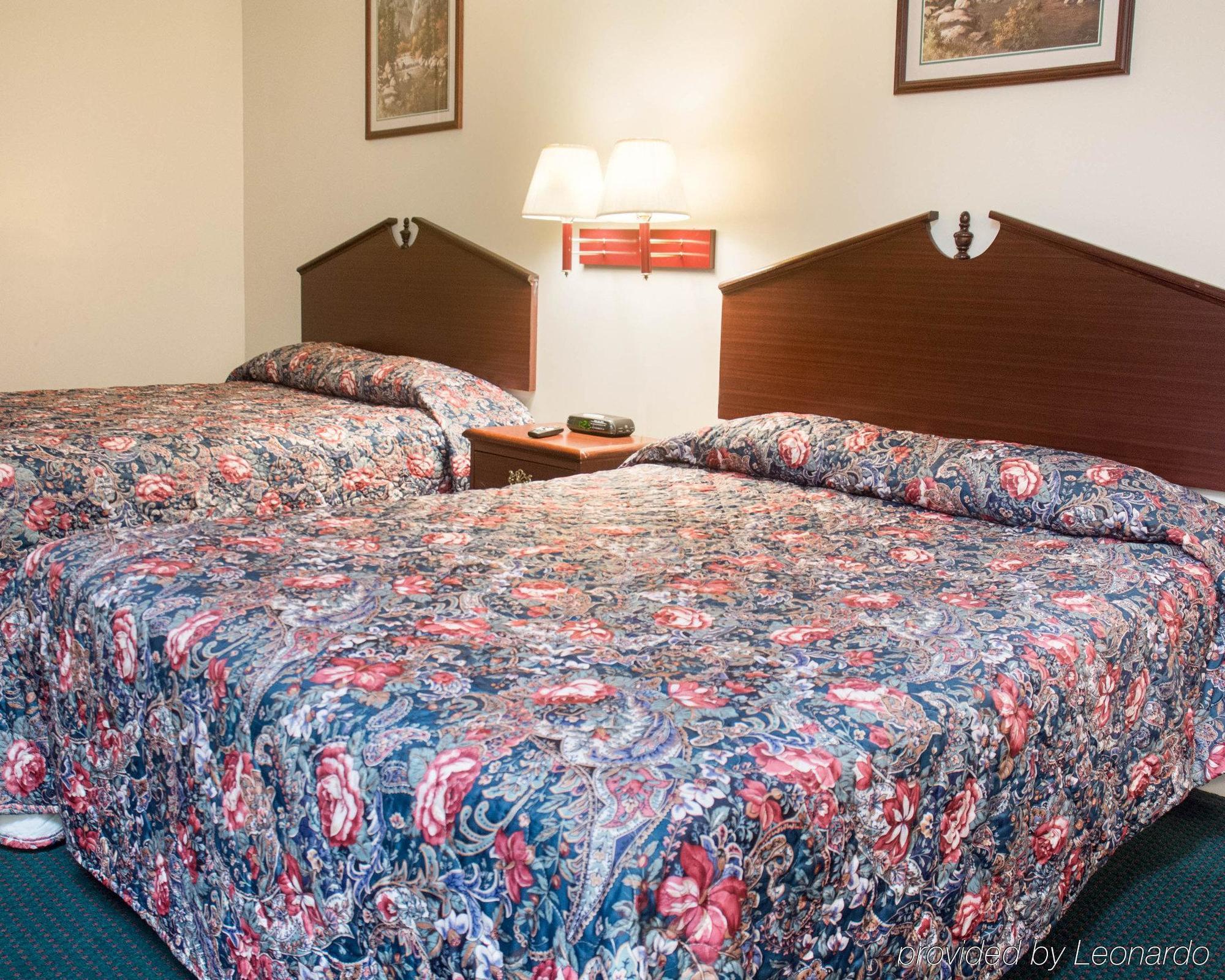 Rodeway Inn & Suites Williamsburg Bagian luar foto