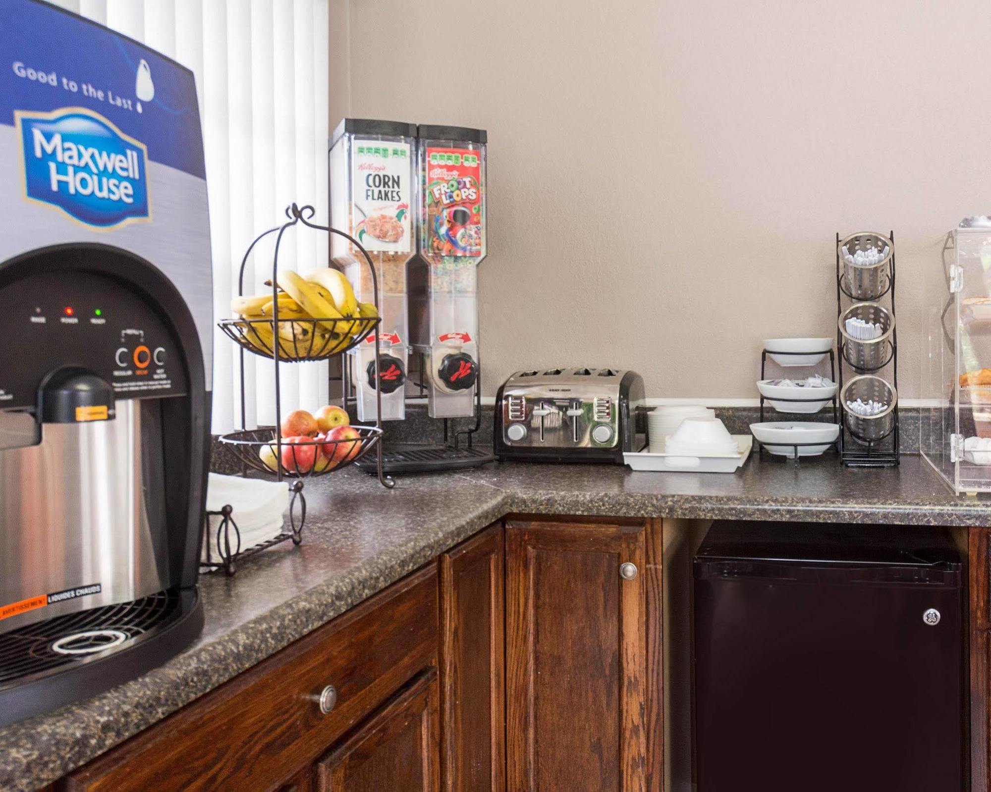 Rodeway Inn & Suites Williamsburg Bagian luar foto