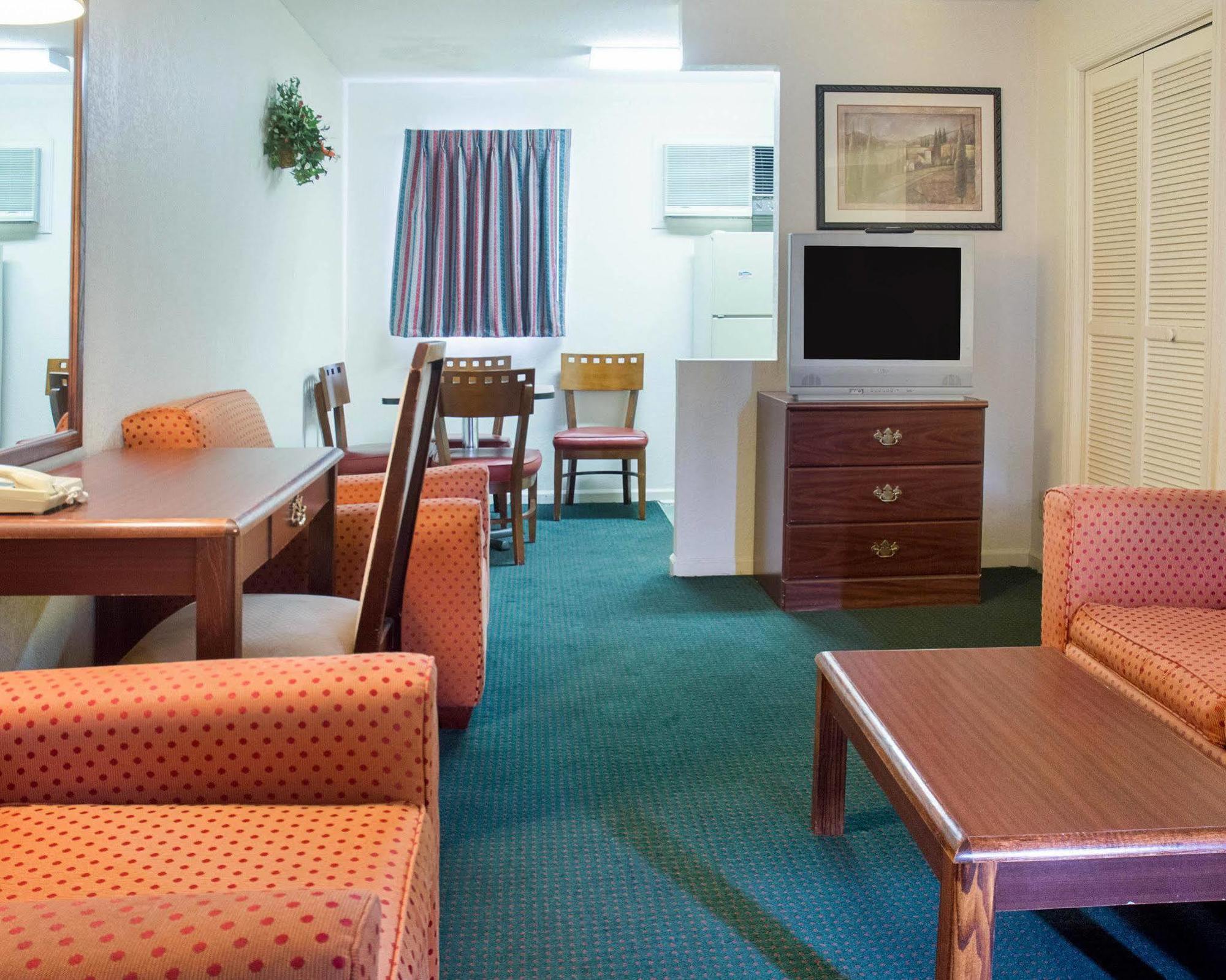 Rodeway Inn & Suites Williamsburg Bagian luar foto