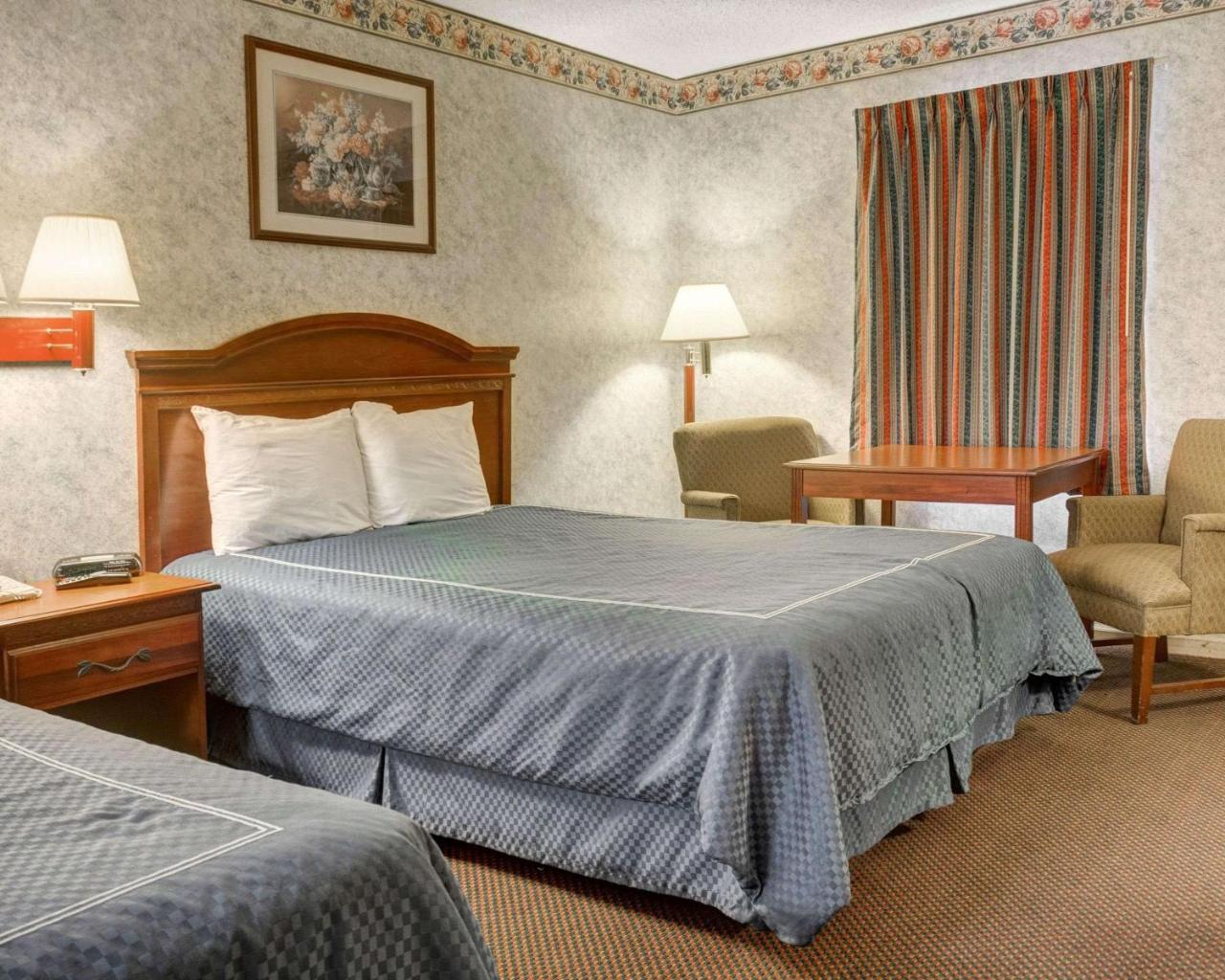 Rodeway Inn & Suites Williamsburg Bagian luar foto