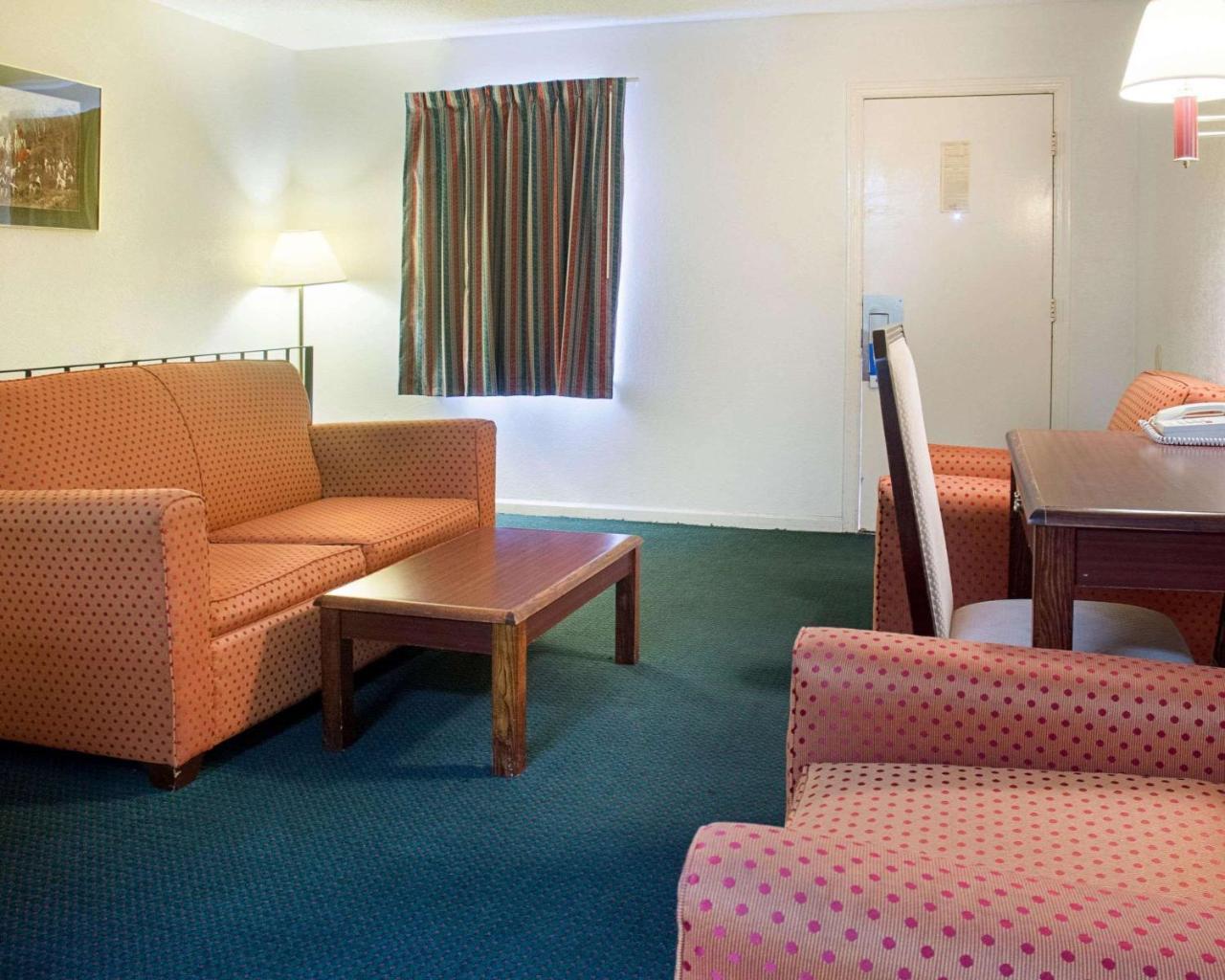 Rodeway Inn & Suites Williamsburg Bagian luar foto